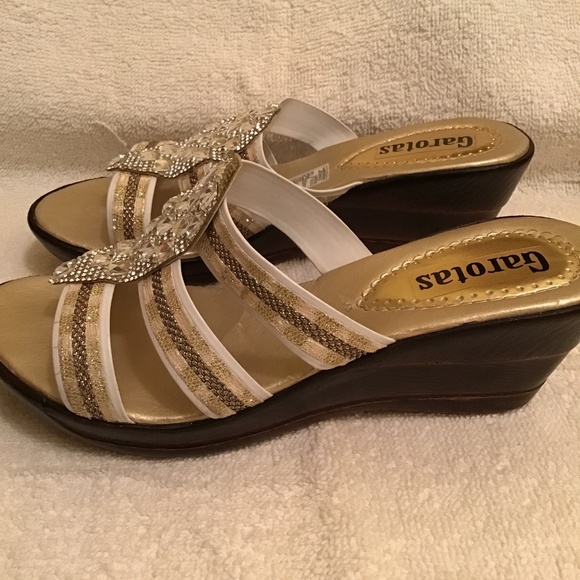 Garotas Johao Gold/ Neutral Tone Sandals - Picture 4 of 8